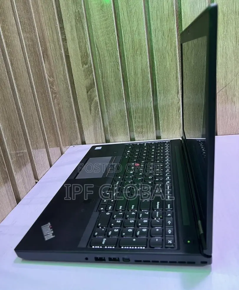 Laptop Lenovo 16GB Intel Xeon SSD 512GB