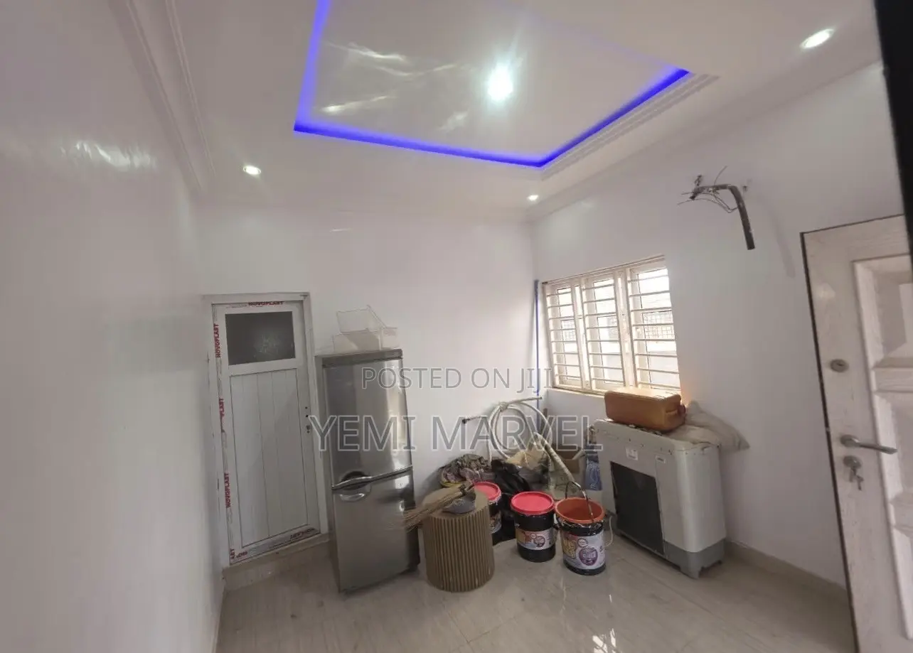 2bdrm Block of Flats in At The Back Of Royal for rent