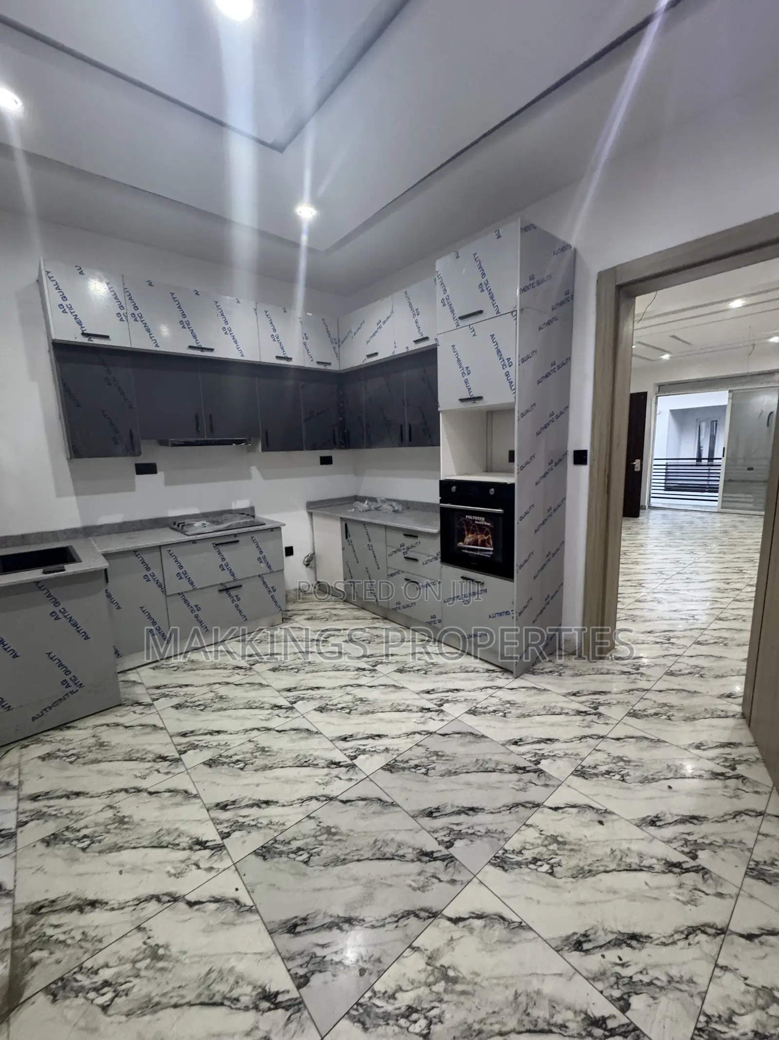 3bdrm Apartment in Lekki Phase 1 for sale