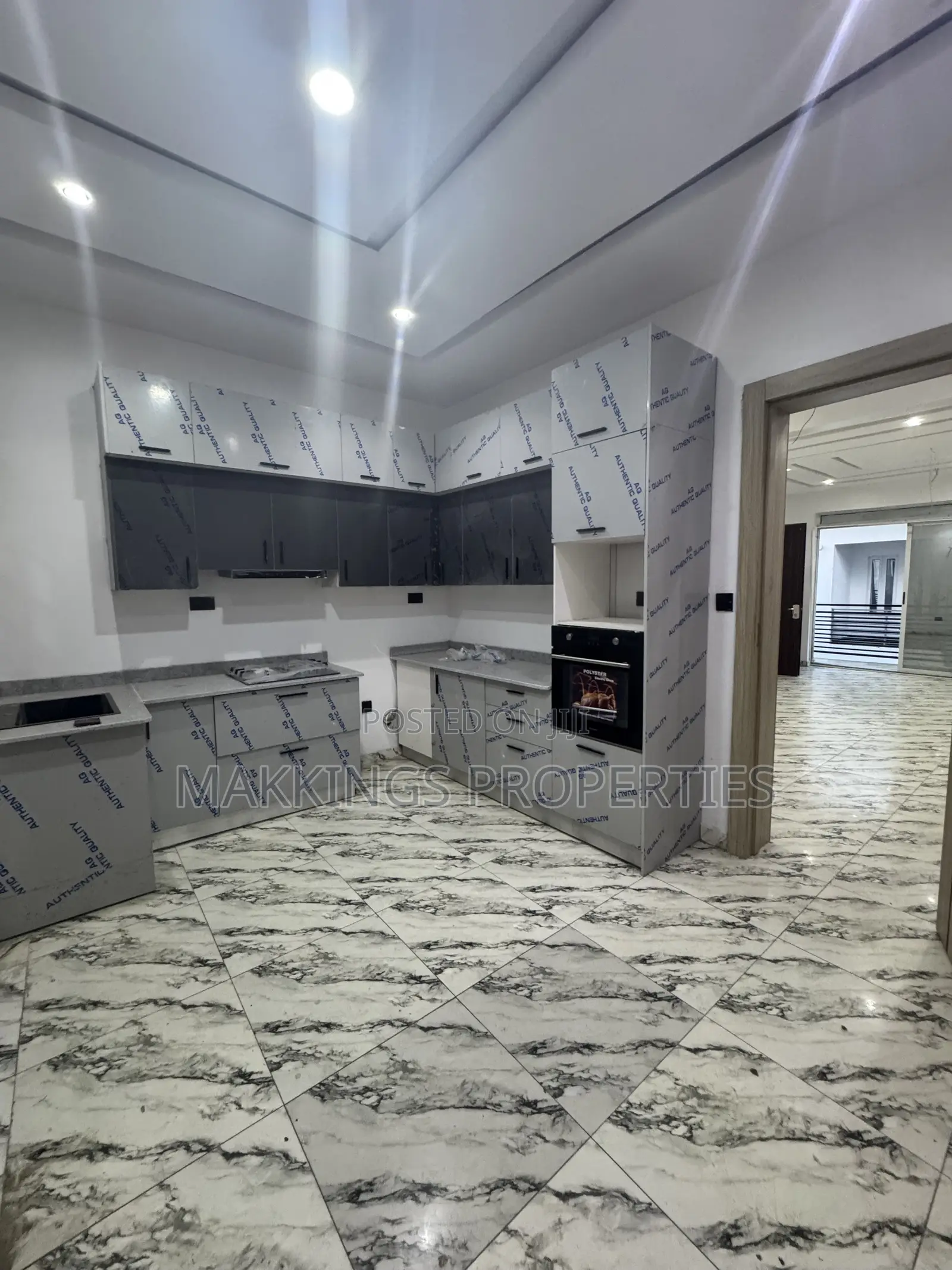 3bdrm Apartment in Lekki Phase 1 for sale