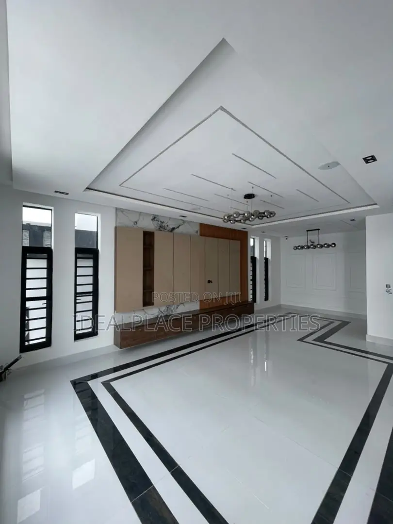 5bdrm Duplex in Chevron for sale