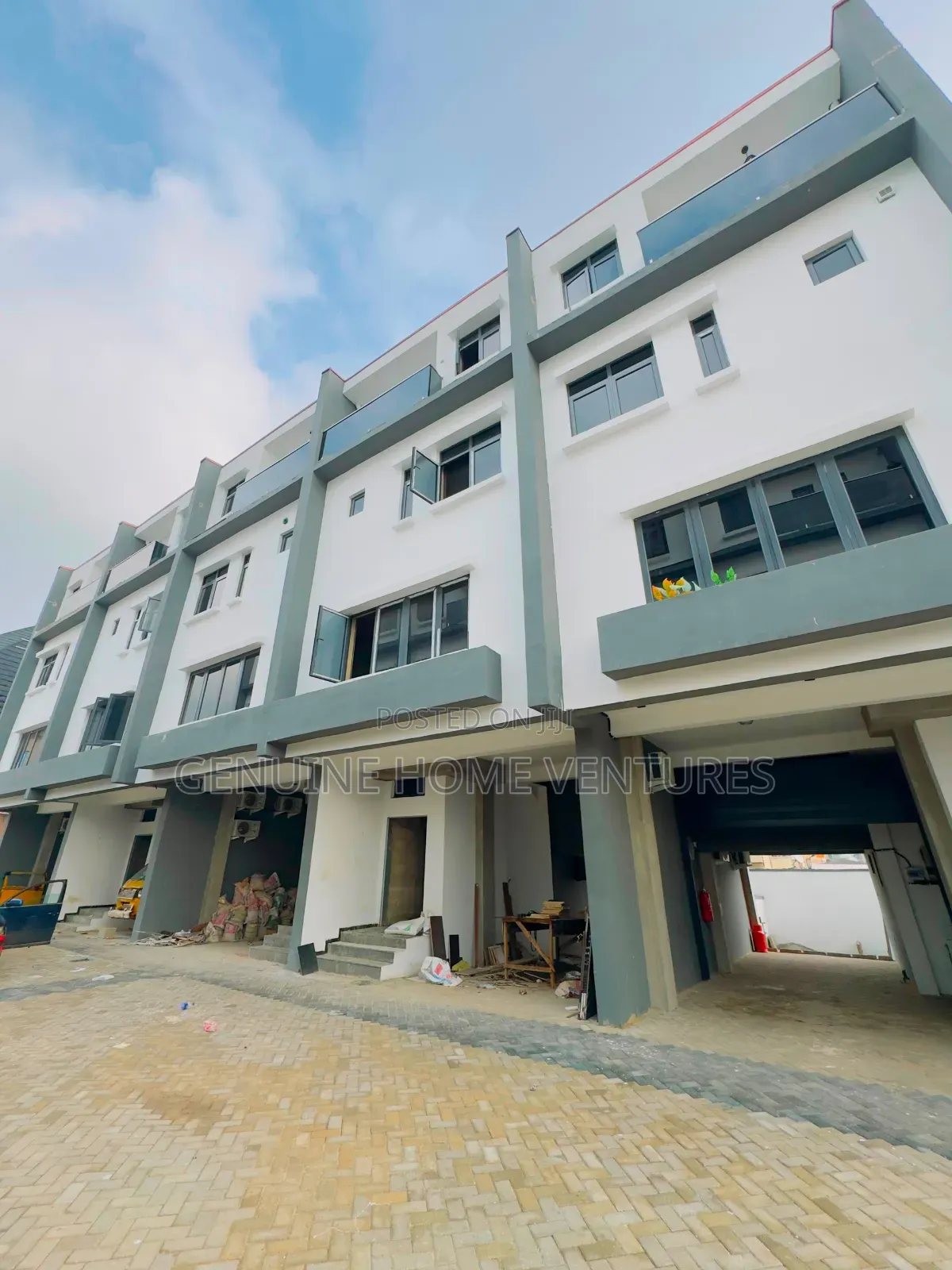 4bdrm Duplex in Millenuim/UPS for sale