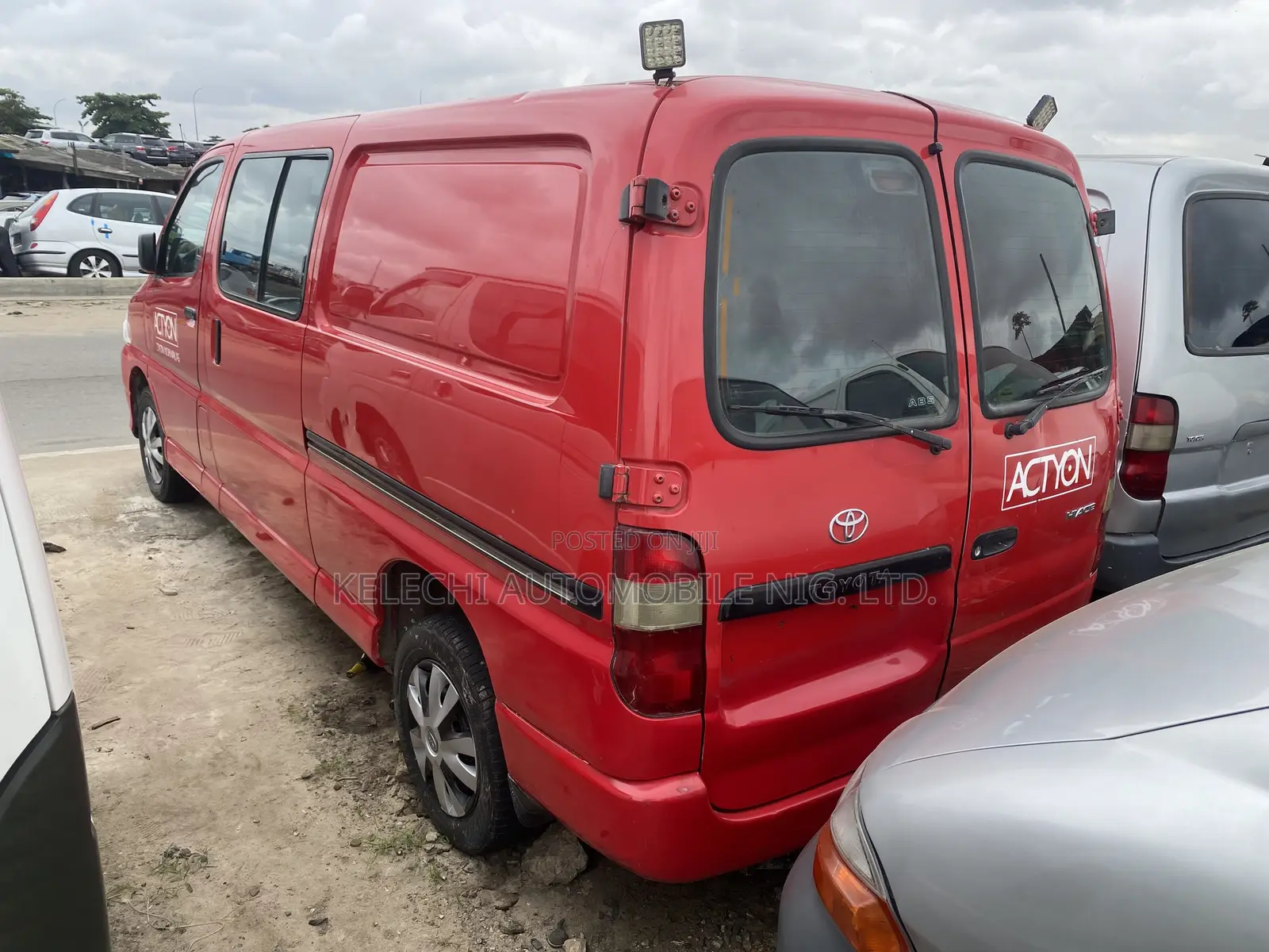 Toyota HiAce 2007 Red