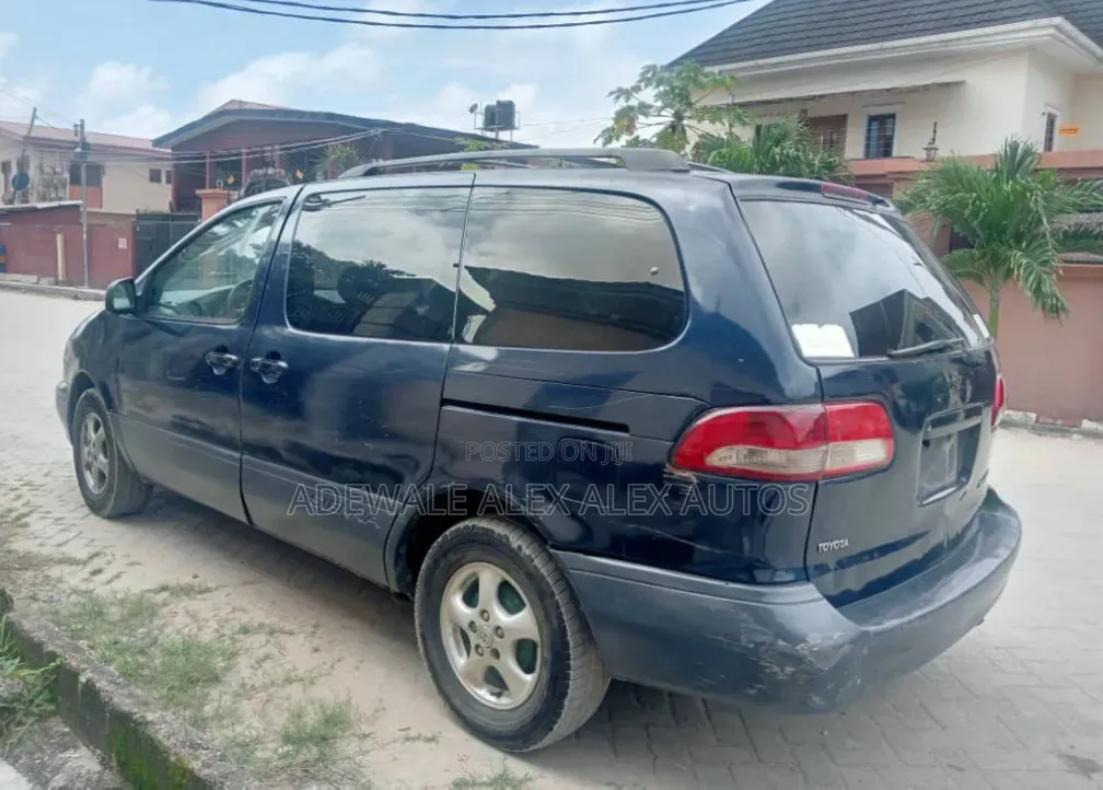 Toyota Sienna 2002 Blue