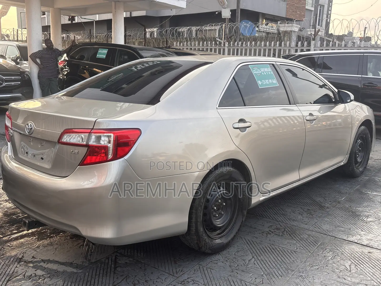 Toyota Camry LE 4dr Sedan (2.5L 4cyl 6A) 2014 Gold