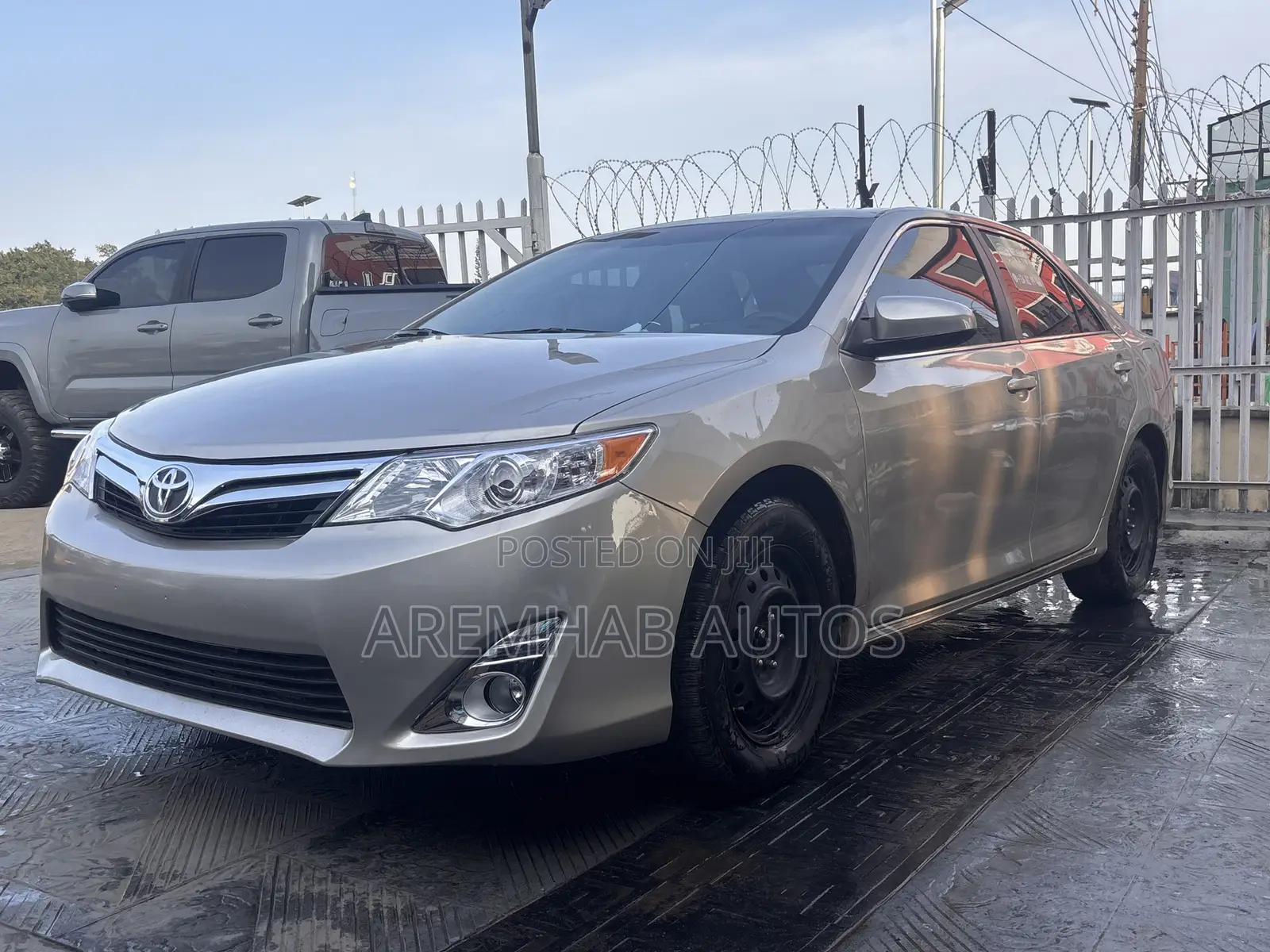 Toyota Camry LE 4dr Sedan (2.5L 4cyl 6A) 2014 Gold