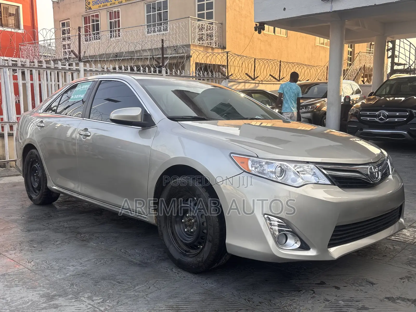 Toyota Camry LE 4dr Sedan (2.5L 4cyl 6A) 2014 Gold