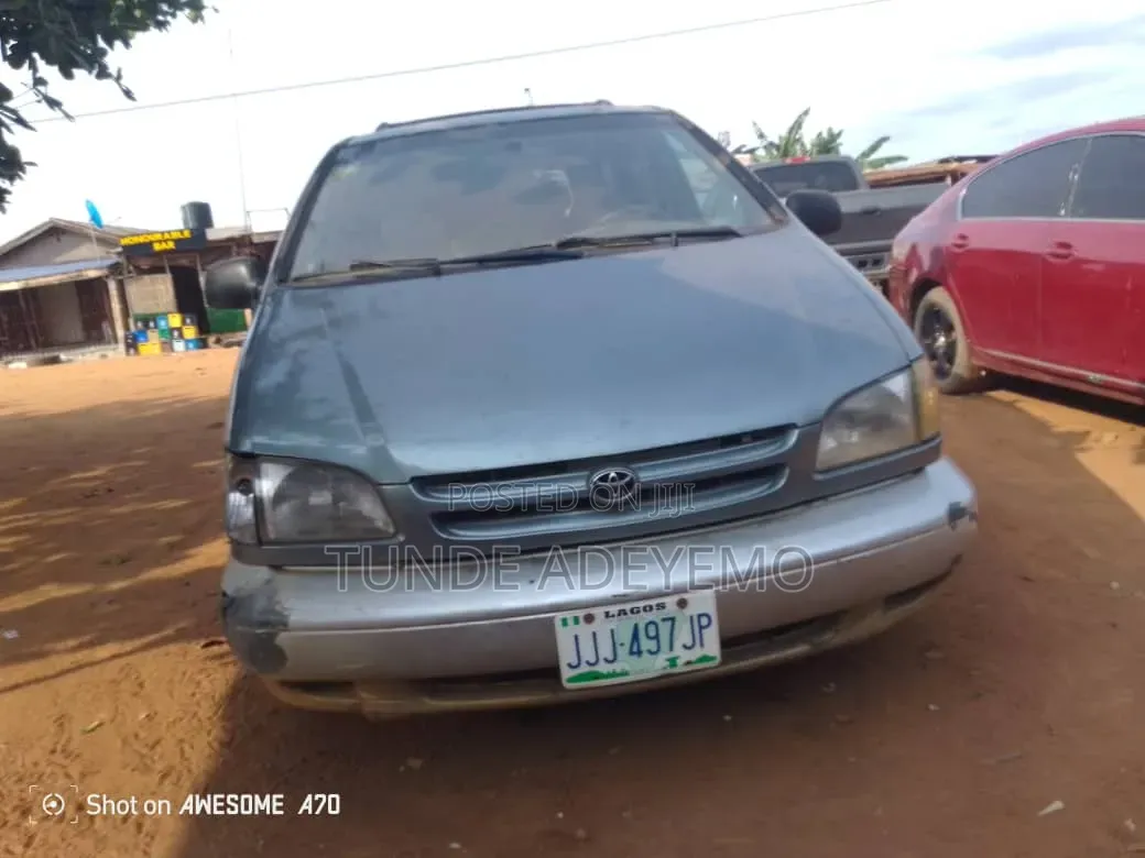 Toyota Sienna 2000 Blue