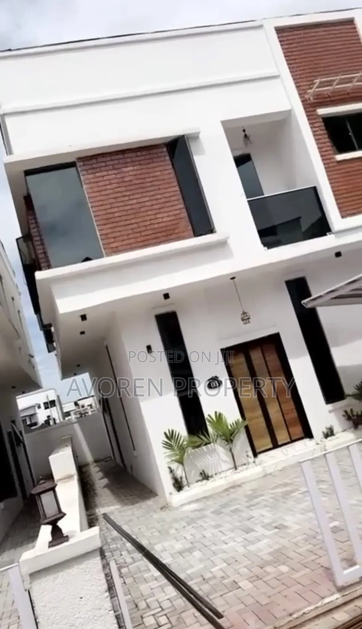 Furnished 4bdrm Apartment in Victoria Crest 2, Chevron for sale