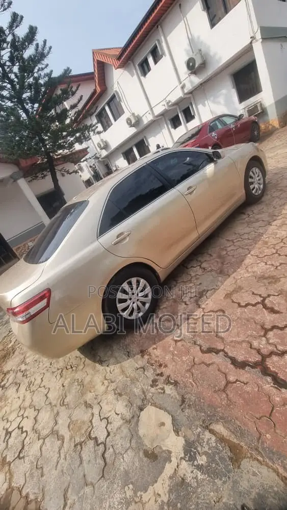 Toyota Camry LE 4dr Sedan (2.5L 4cyl 6AM) 2010 Gold
