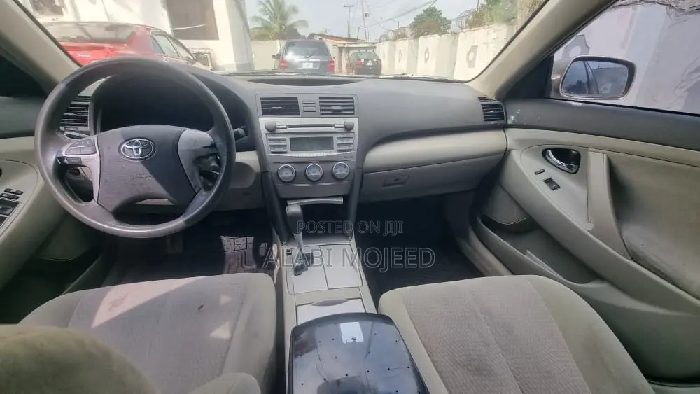 Toyota Camry LE 4dr Sedan (2.5L 4cyl 6AM) 2010 Gold
