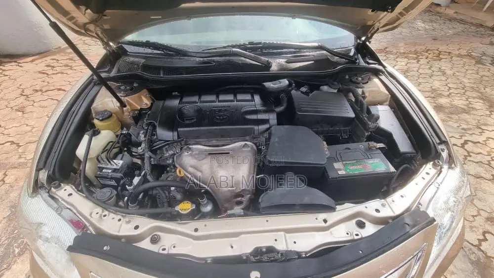 Toyota Camry LE 4dr Sedan (2.5L 4cyl 6AM) 2010 Gold