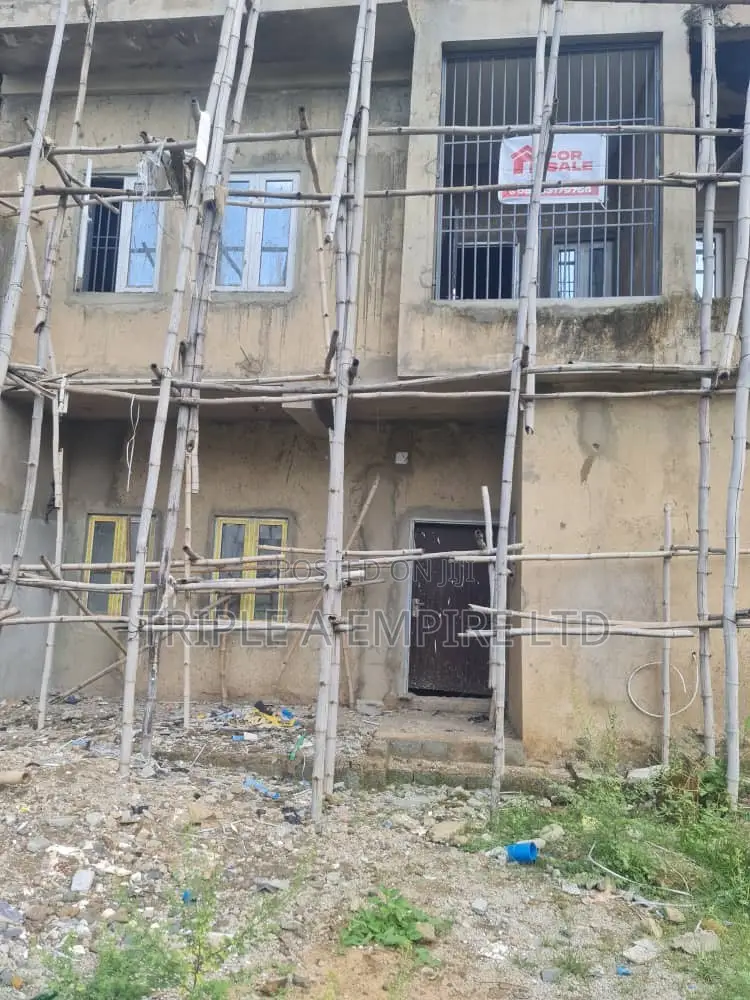 2bdrm Townhouse/Terrace in Karmo, Idu Industrial for sale