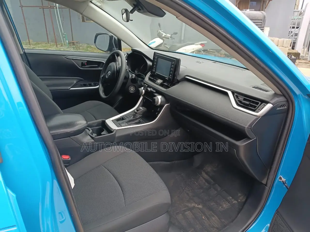 Toyota RAV4 LE 2021 Blue
