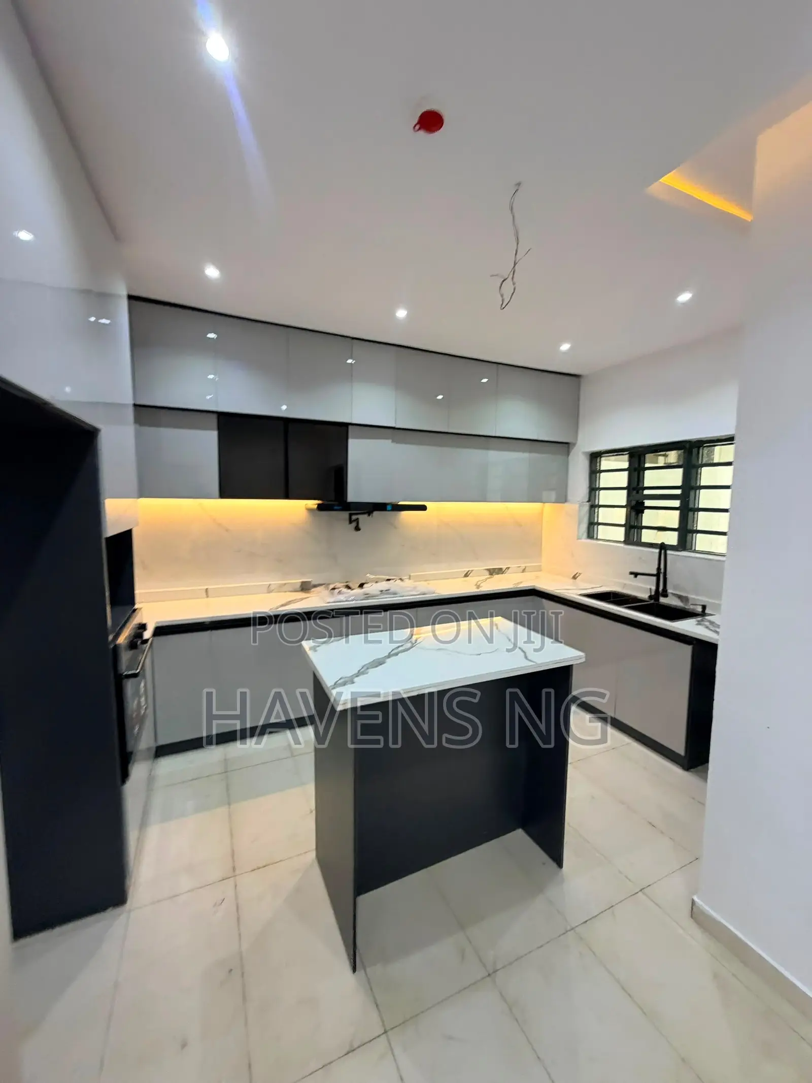 4bdrm Penthouse in Akobo for sale