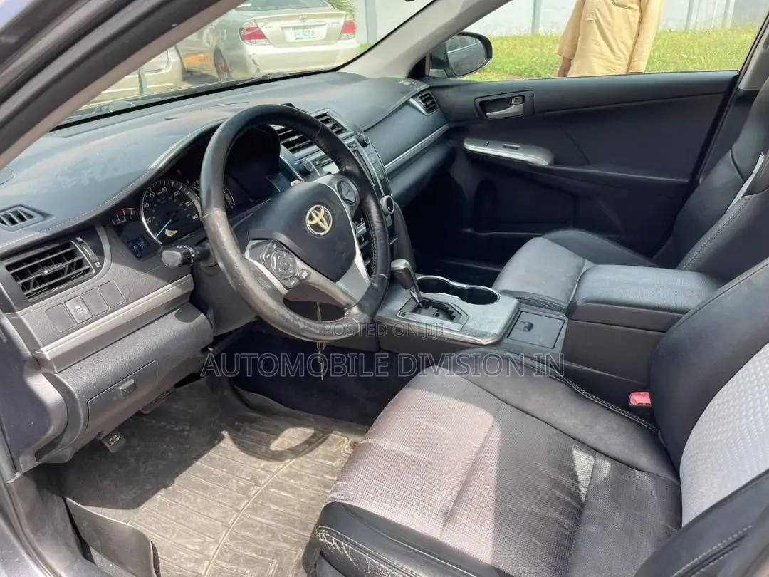 Toyota Camry SE 4dr Sedan (2.5L 4cyl 6A) 2012 Gray