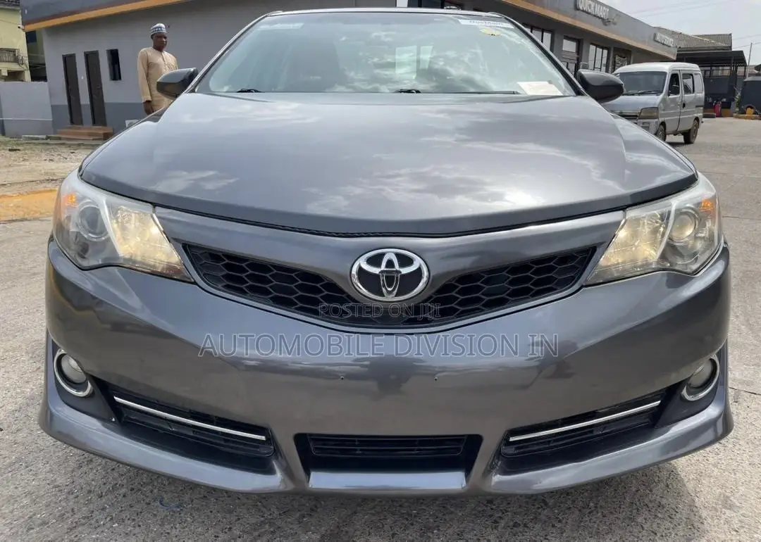 Toyota Camry SE 4dr Sedan (2.5L 4cyl 6A) 2012 Gray