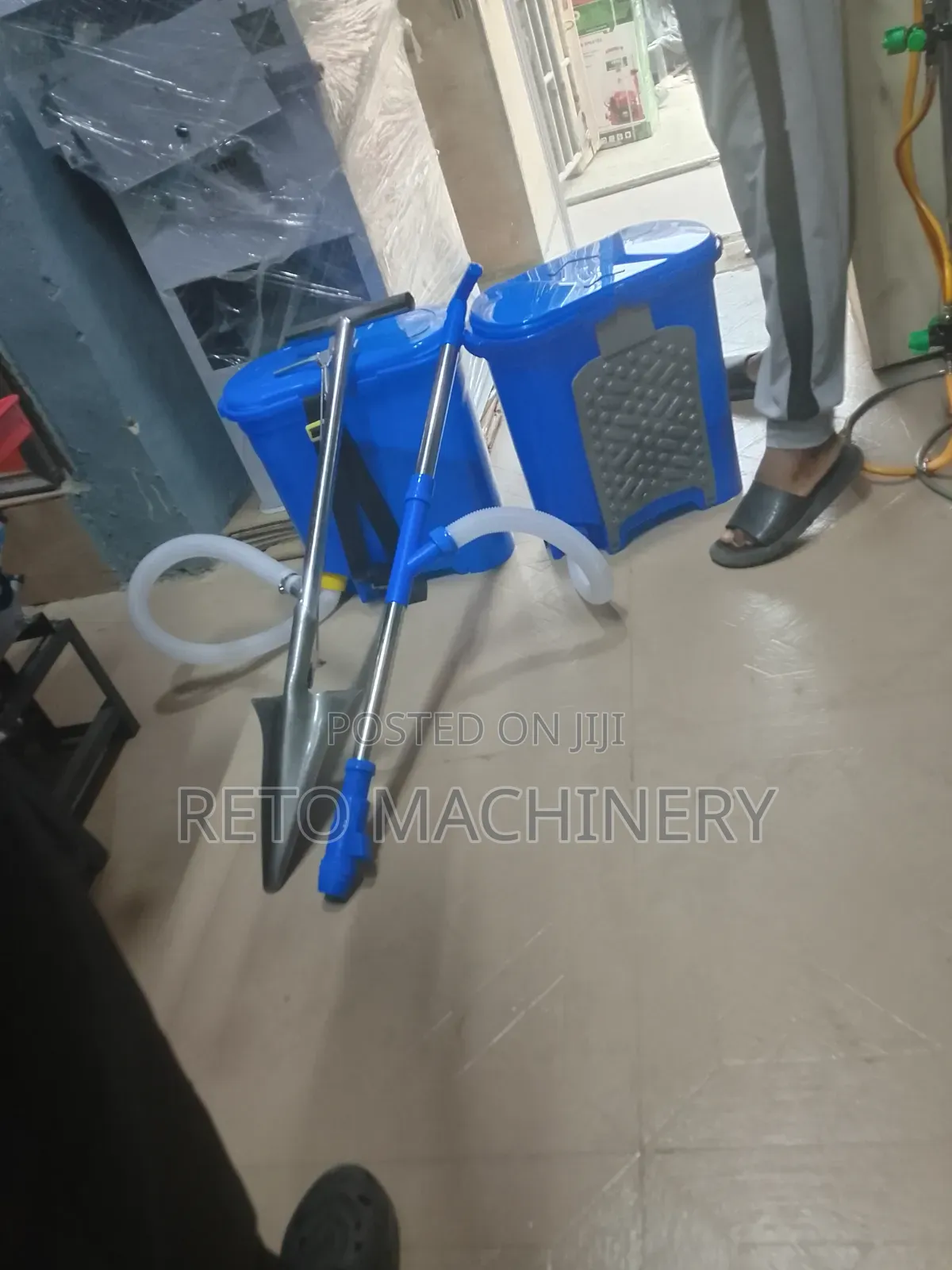 Reto Fertilizer Applicator With Shovel