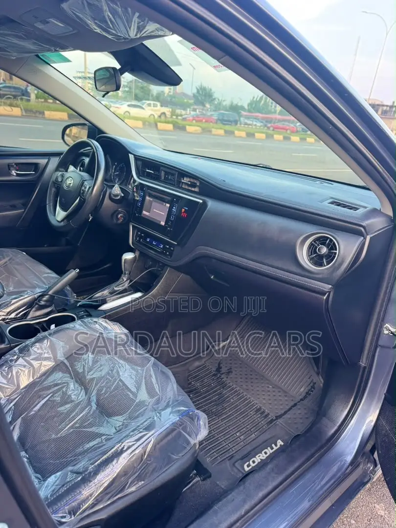 Toyota Corolla SE (1.8L 4cyl 2A) 2018 Gray