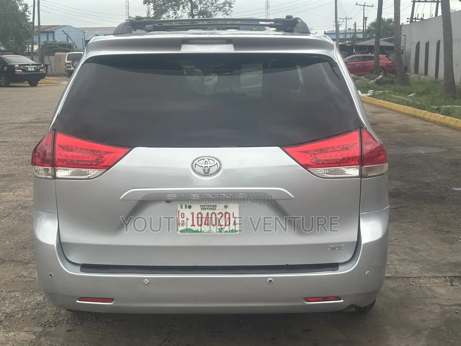 Toyota Sienna XLE FWD 8-Passenger 2013 Silver