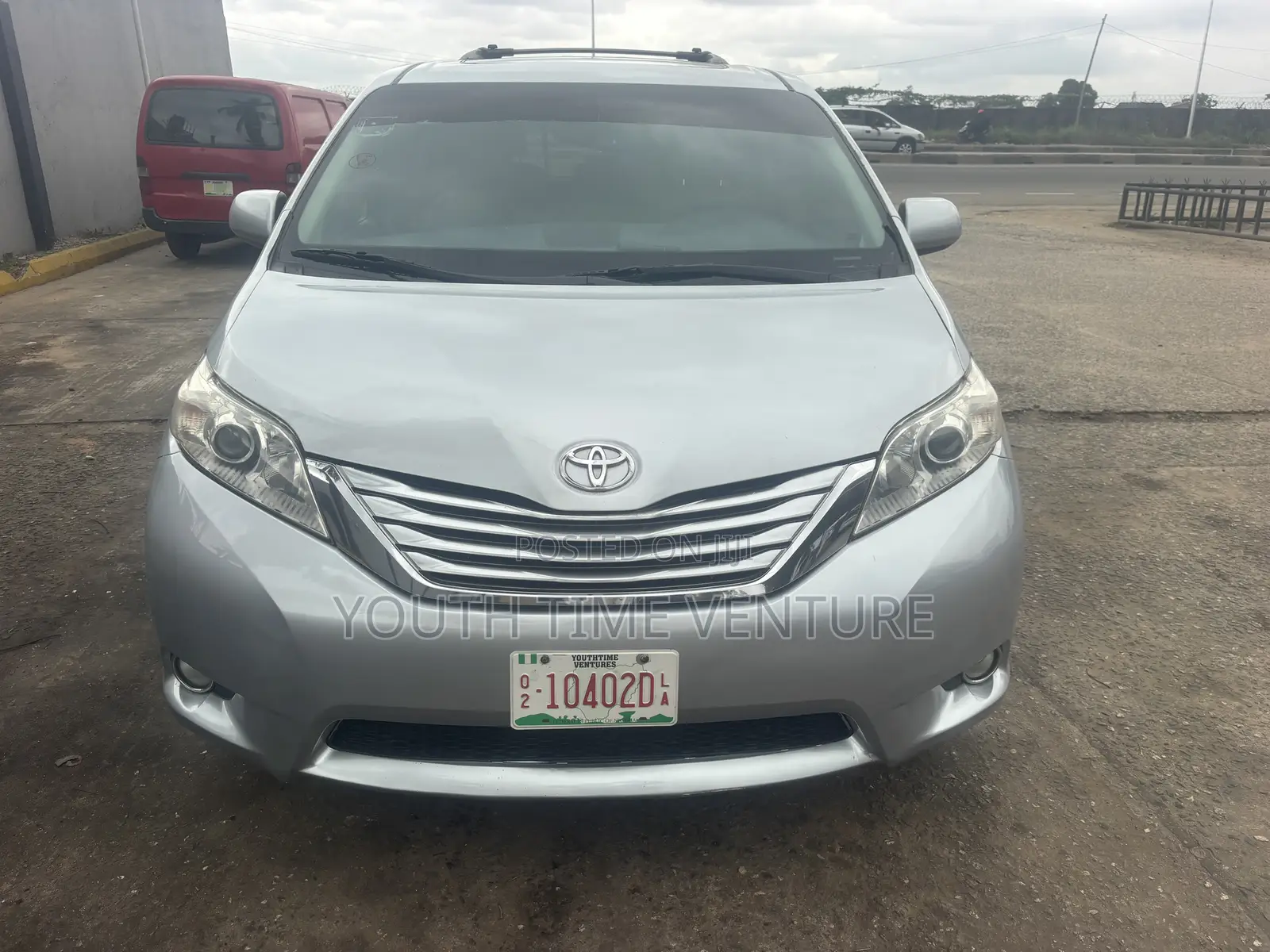 Toyota Sienna XLE FWD 8-Passenger 2013 Silver