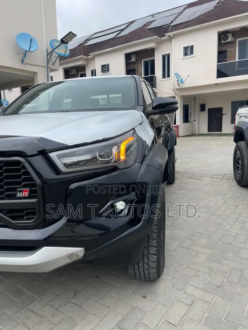 New Toyota Hilux 2024 Black