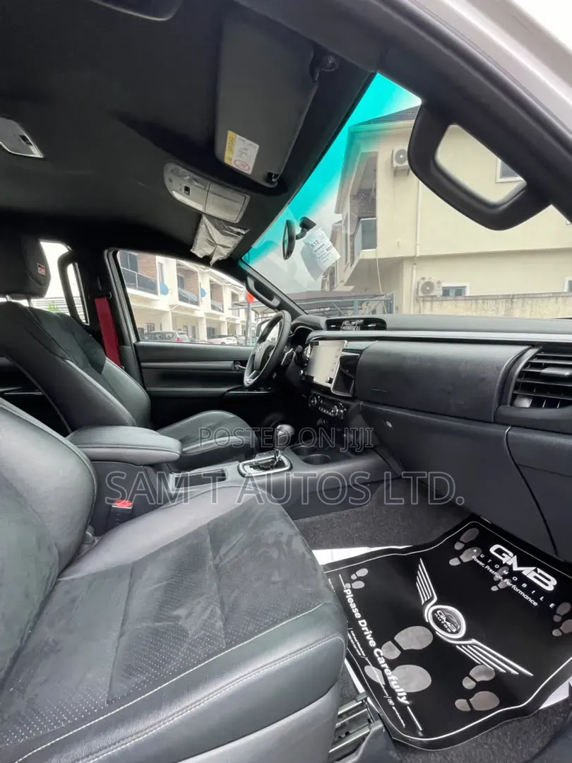 New Toyota Hilux 2024 Black