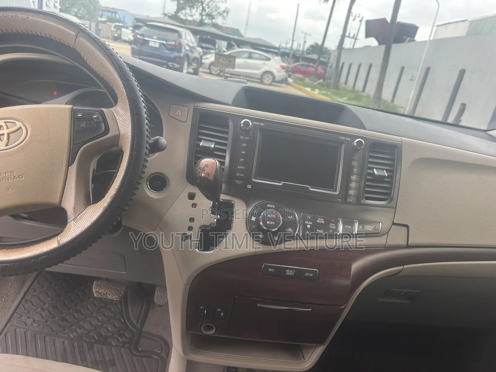 Toyota Sienna XLE FWD 8-Passenger 2013 Silver