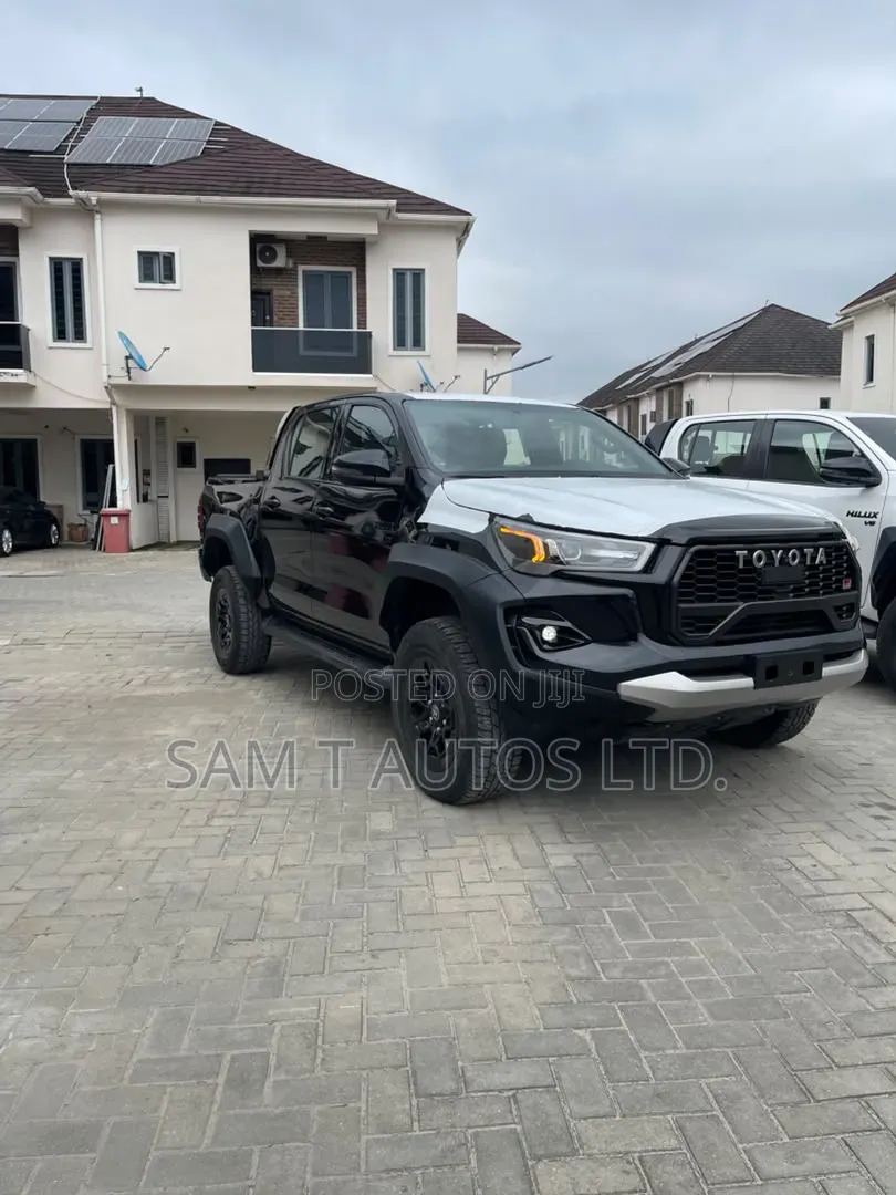 New Toyota Hilux 2024 Black