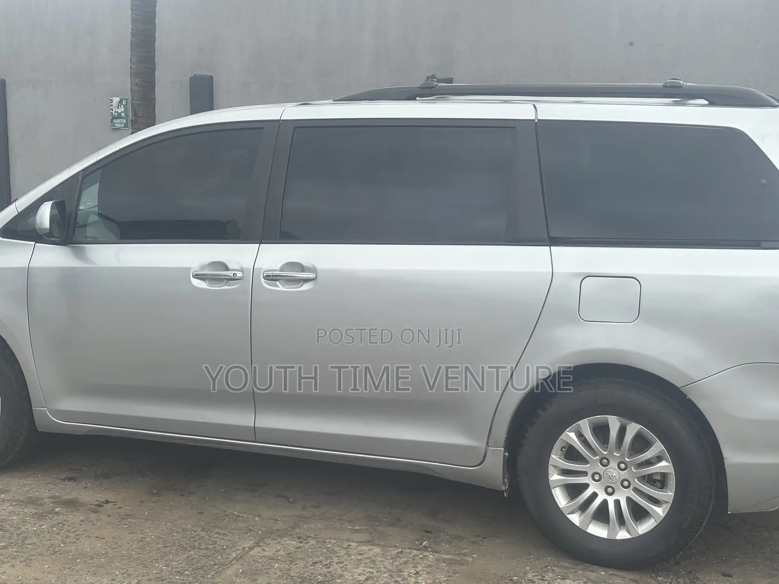 Toyota Sienna XLE FWD 8-Passenger 2013 Silver