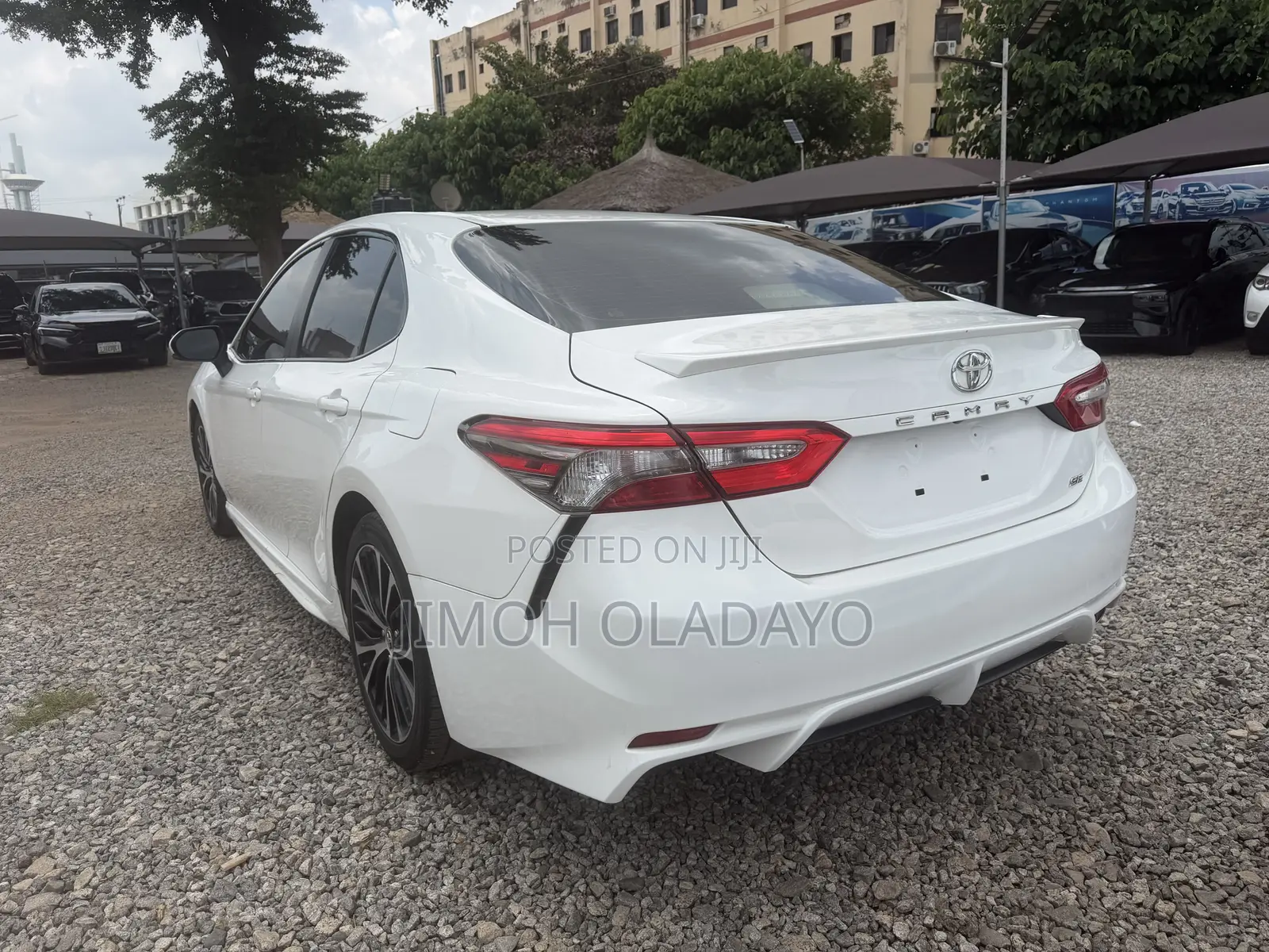 Toyota Camry SE FWD (2.5L 4cyl 8AM) 2018 White