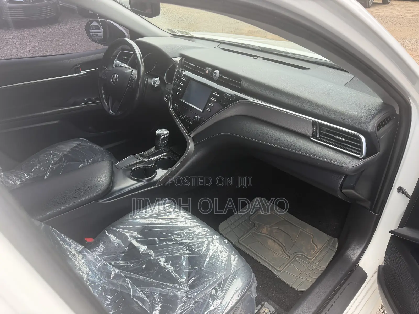 Toyota Camry SE FWD (2.5L 4cyl 8AM) 2018 White