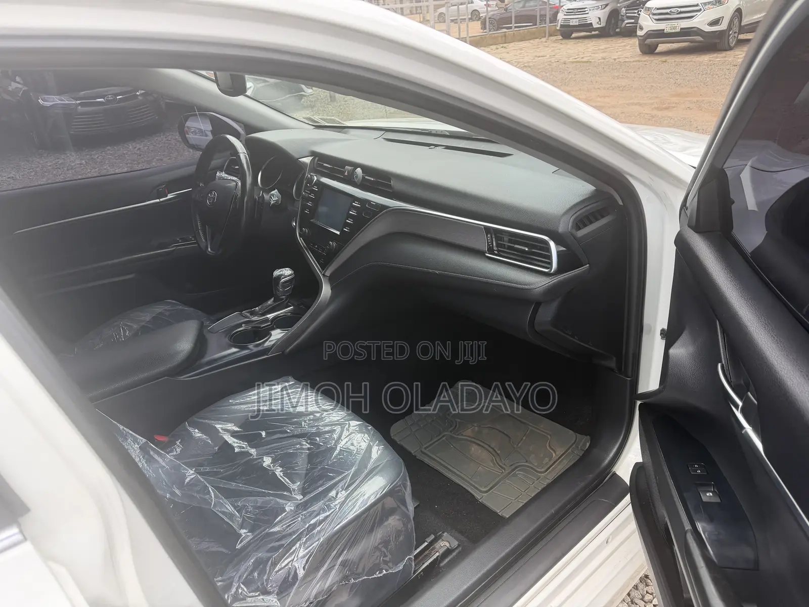 Toyota Camry SE FWD (2.5L 4cyl 8AM) 2018 White