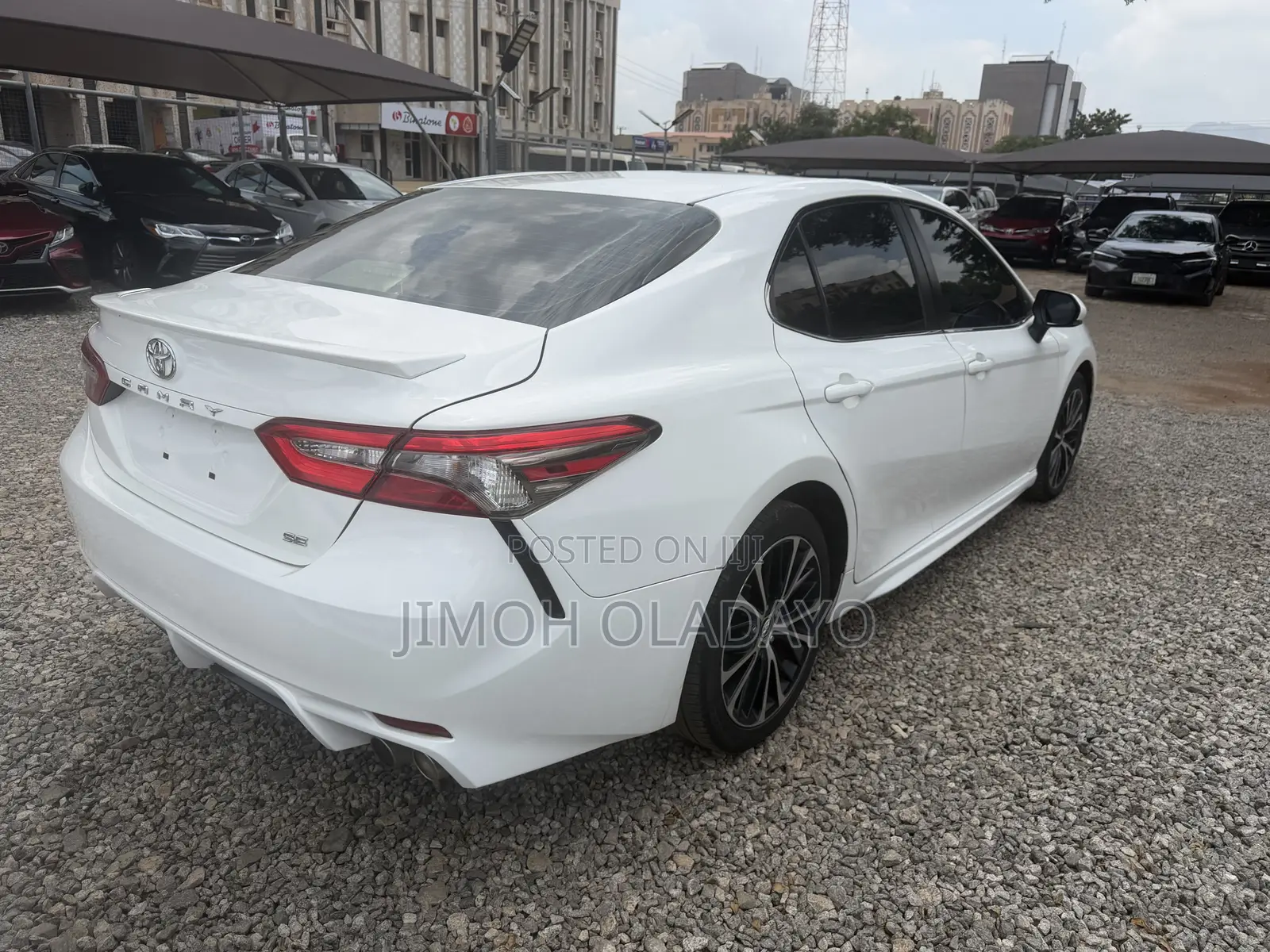 Toyota Camry SE FWD (2.5L 4cyl 8AM) 2018 White