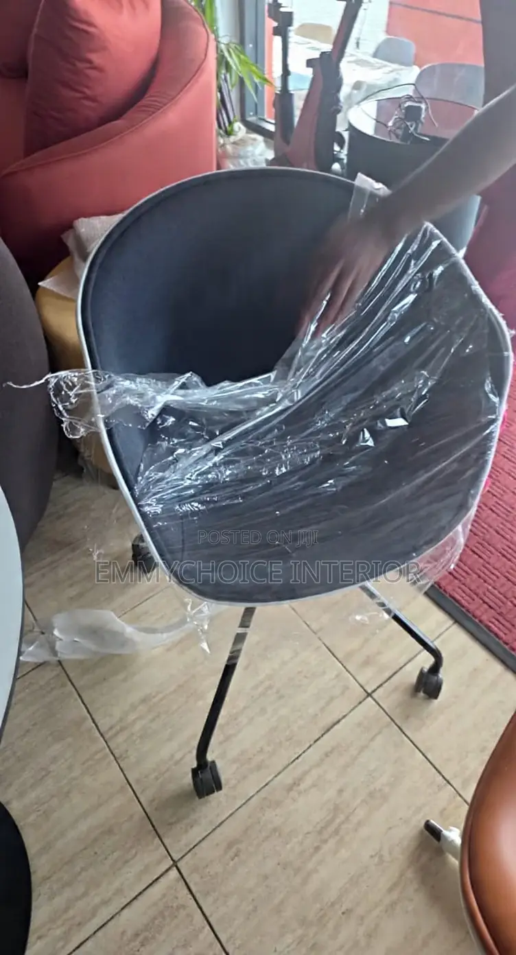 Modern Bucket Style Office Chair With Wheel