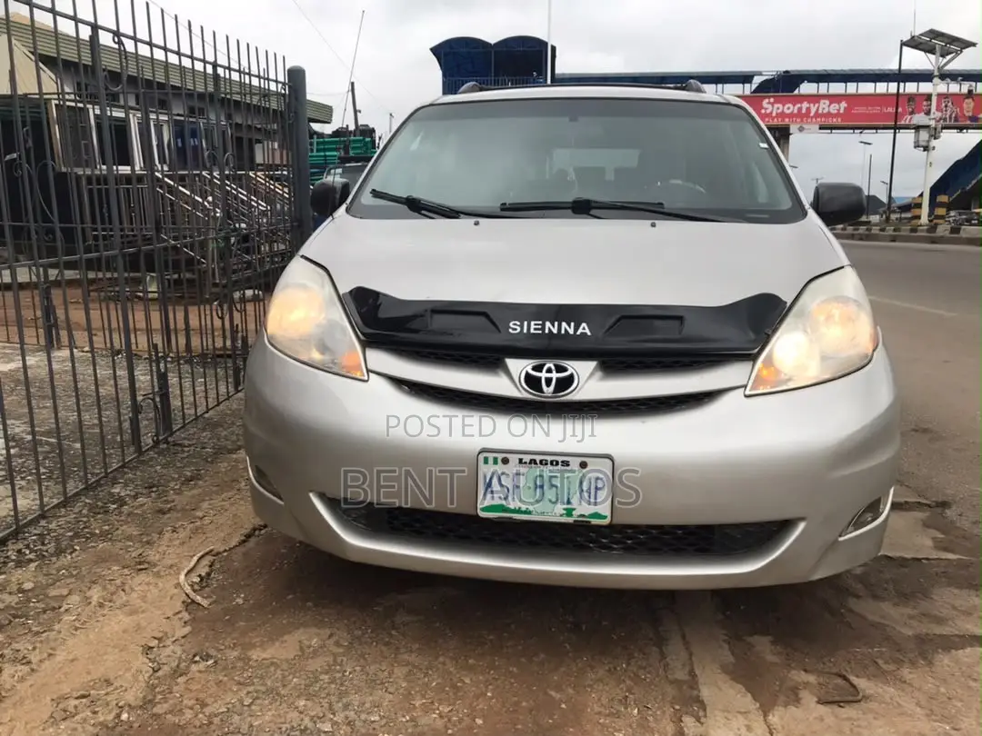 Toyota Sienna LE 8 Passenger 2010 Silver