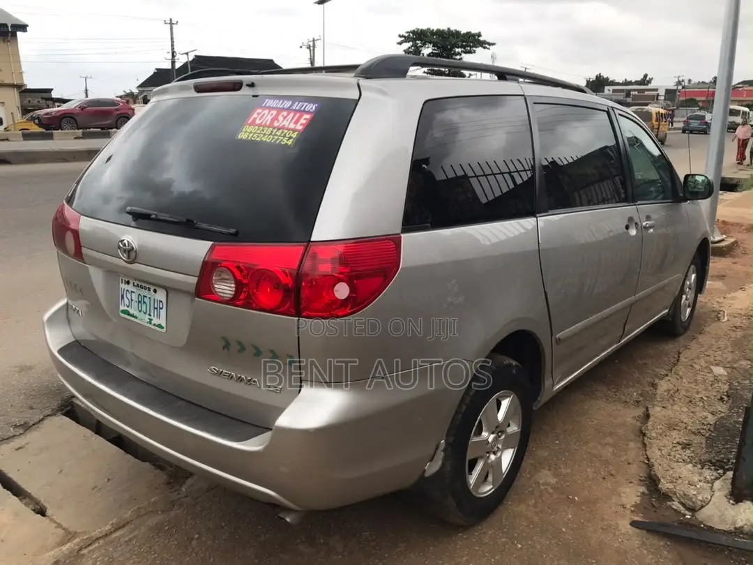 Toyota Sienna LE 8 Passenger 2010 Silver