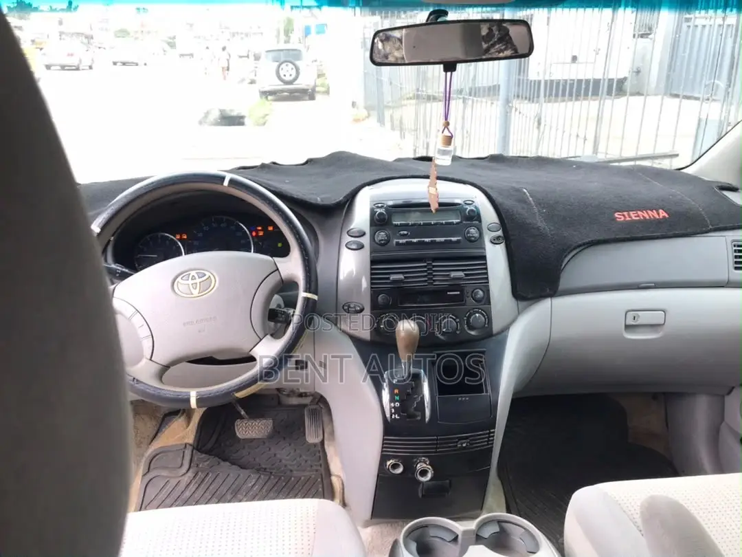 Toyota Sienna LE 8 Passenger 2010 Silver
