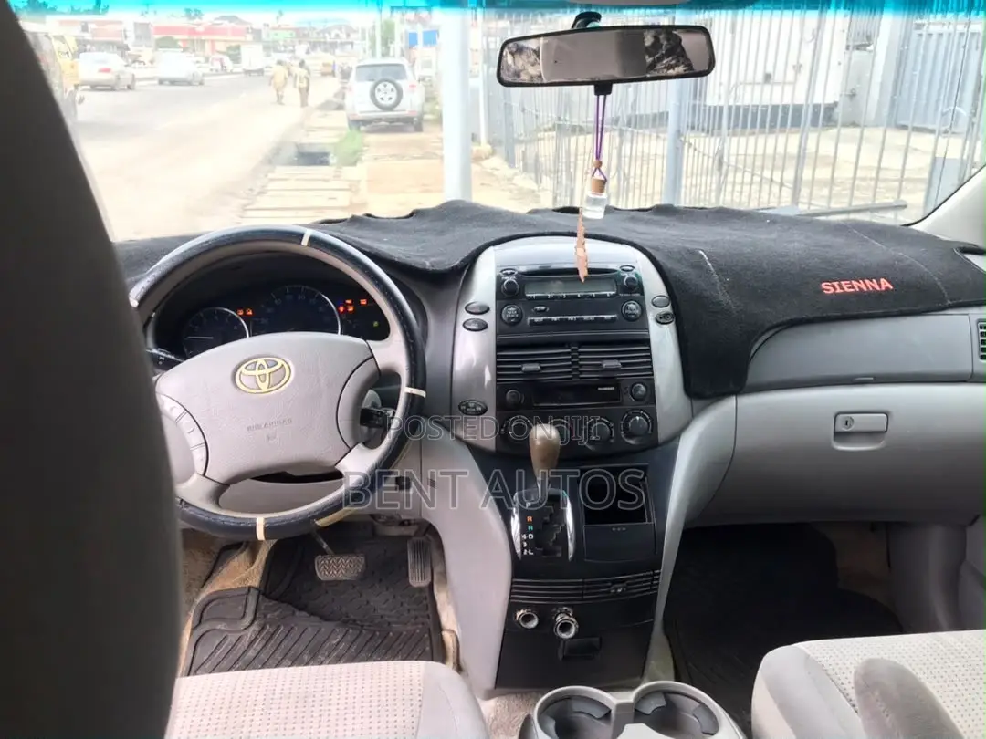 Toyota Sienna LE 8 Passenger 2010 Silver