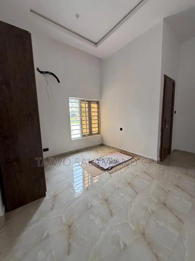 4bdrm Duplex in Agodi for sale