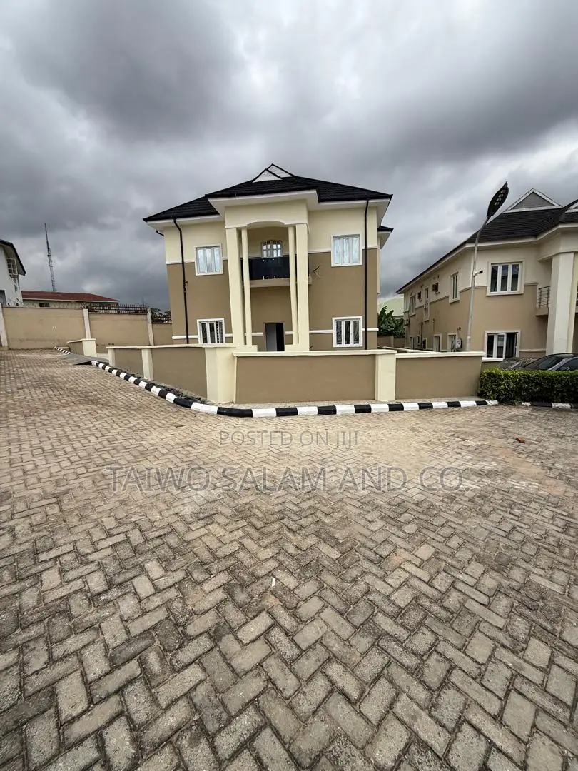4bdrm Duplex in Agodi for sale