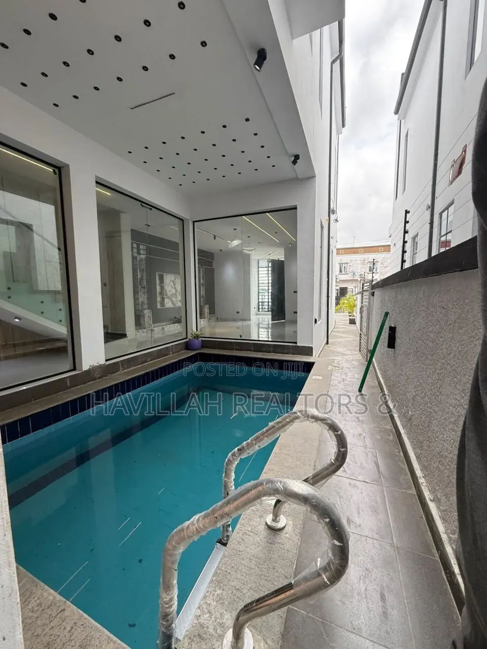 5bdrm Duplex in Ikota for sale