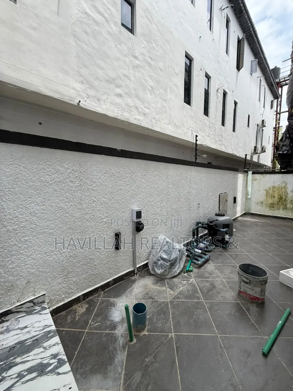 5bdrm Duplex in Ikota for sale