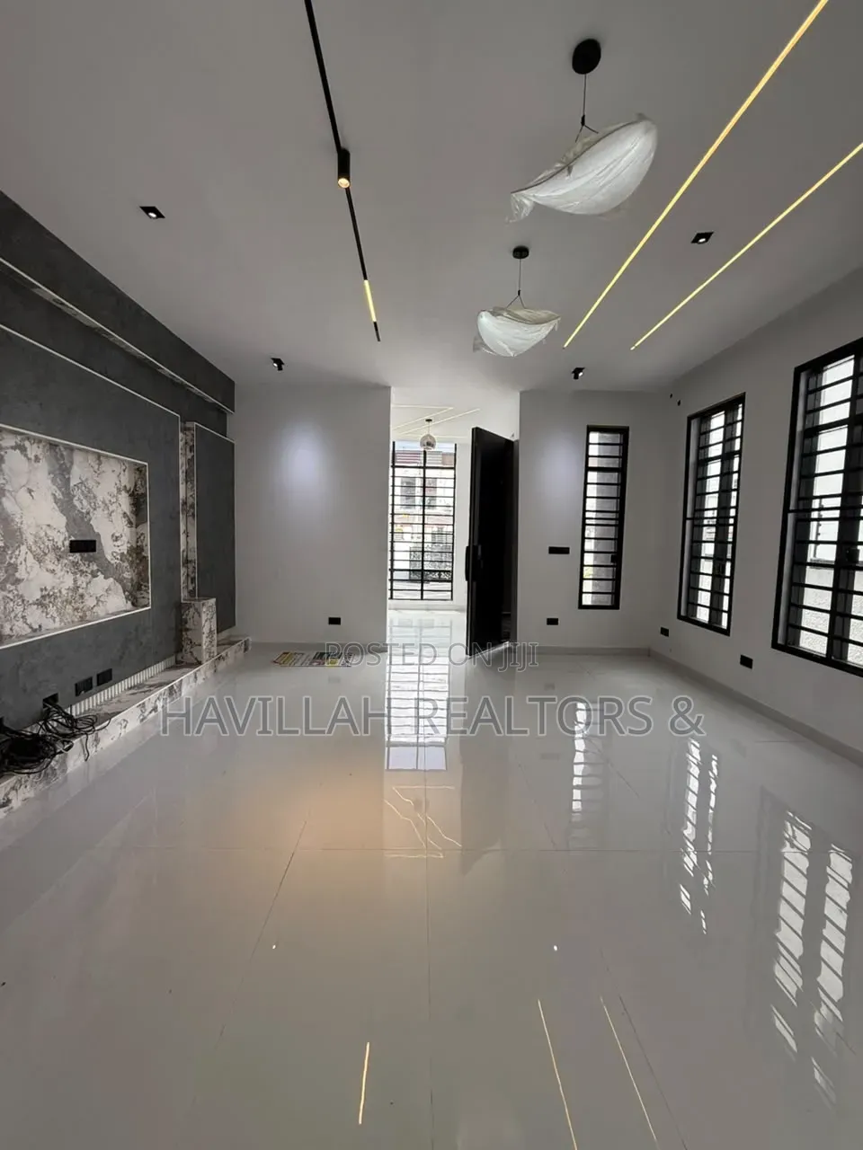 5bdrm Duplex in Ikota for sale