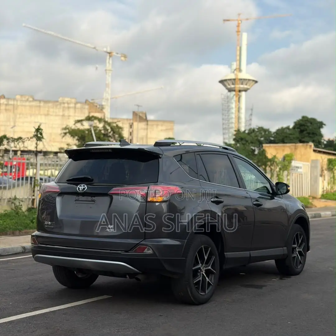 Toyota RAV4 XLE 4dr SUV AWD (2.5L 4cyl 6A) 2018 Gray