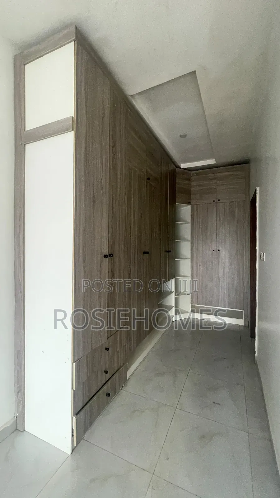 4bdrm Duplex in Agungi for rent