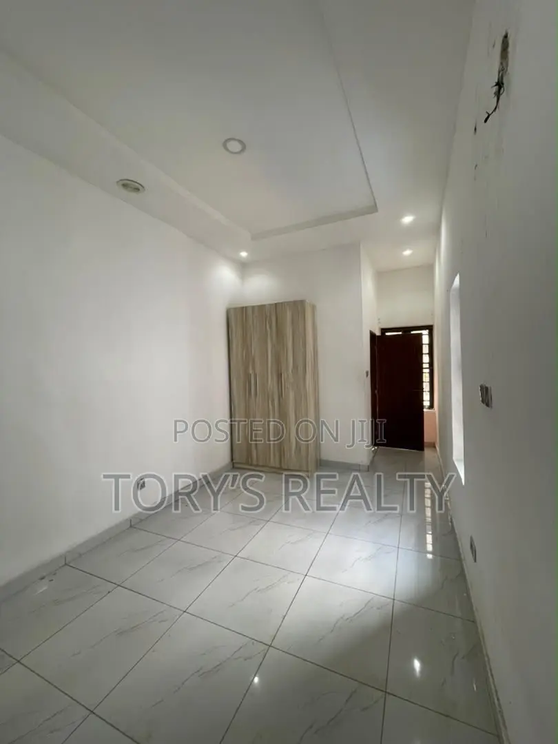 4bdrm Duplex in Chevron for sale
