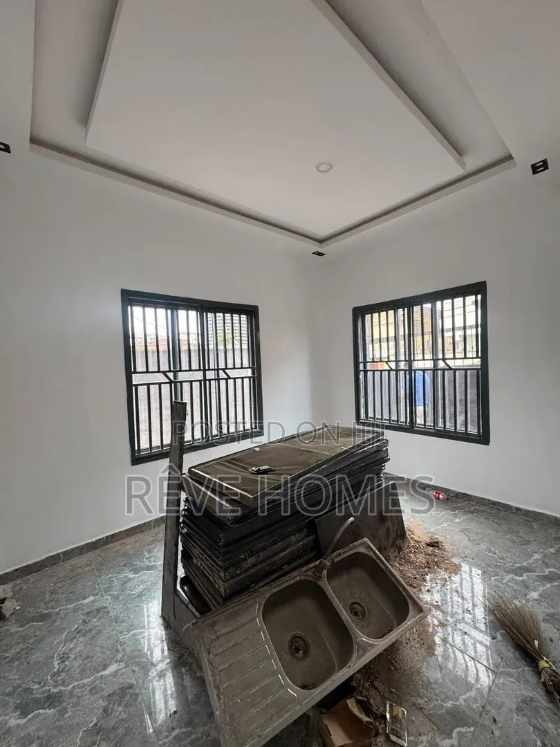 Mini Flat in Adekunle for rent