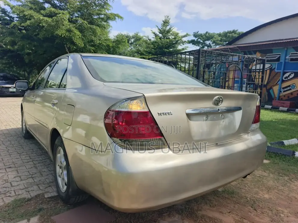 Toyota Camry LE 4dr Sedan (2.4L 4cyl 4A) 2004 Gold