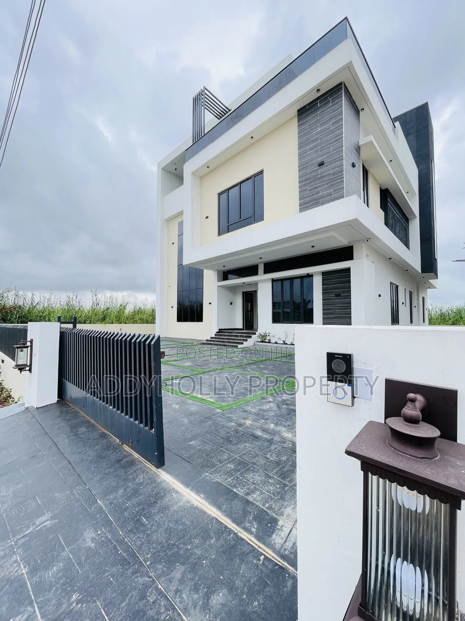 6bdrm Duplex in Northern Foreshore, Chevron for sale